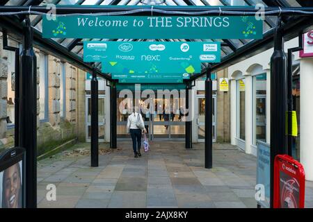 Eingang zu den Quellen Einkaufszentrum von Spring Gardens, Buxton, Derbyshire, UK Stockfoto