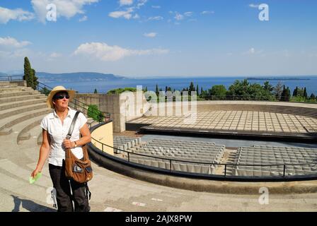 Gardone Riviera, Brescia, Italien. Auf jeden Fall der Vittoriale der Italiener. Vittoriale war das Haus von Gabriele D'Annunzio. Theater und ein Tourist. Stockfoto