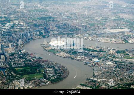 Luftaufnahme der Themse in North Greenwich, London. Der Millennium Dome ist in der Mitte des Bildes mit den neuen Kunst Entwicklung der Stadt, die ich Stockfoto