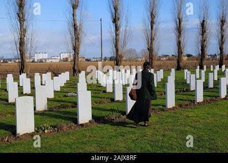 Padova Commonwealth War Cemetery enthält 513 Bestattungen aus dem Zweiten Weltkrieg. Ein Besucher. Stockfoto