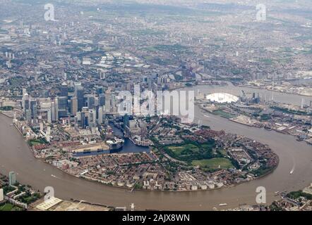 Luftaufnahme der Insel Hunde und Canary Wharf Entwicklung im East End von London. Stockfoto