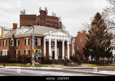 Ecke des Waverly Ave. und Nussbaum in der Nussbaum Park Historic District an der Syracuse University in Syracuse, New York Stockfoto