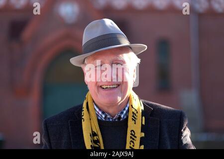 Dortmund, Deutschland. 28 Dez, 2014. firo: 28.12.2014 Fußball, 1.Bundesliga, Saison 2014/2015, BVB, Borussia Dortmund, Westfalia Herne, Nationalmannschaft, goalwart, ehemaliger Nationalspieler, Legende, goalwartlegende, Hans TILKOWSKI, Deutschland, Zeche Zollern in Dortmund, mit Hut aus der Kleidung Chile 1962 | Verwendung der weltweiten Kredit: dpa/Alamy leben Nachrichten Stockfoto