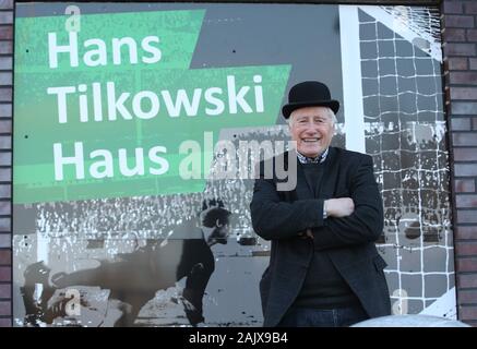 Dortmund, Deutschland. 28 Dez, 2014. firo: 28.12.2014 Fußball, 1.Bundesliga, Saison 2014/2015, BVB, Borussia Dortmund, Westfalia Herne, Nationalmannschaft, goalwart, ehemaliger Nationalspieler, Legende, goalwartlegende, Hans TILKOWSKI, Deutschland, vor der Hans TILKOWSKI HAUS in Kaiserau, den Hut auf dem Kopf, dass Reporter Rudi Michel gab ihm | Verwendung der weltweiten Kredit: dpa/Alamy leben Nachrichten Stockfoto