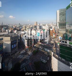 Shibuya Crossing ist ein beliebter jagt Kreuzung in Shibuya, Tokio, Japan. Es ist vor dem Bahnhof Shibuya Hachikō Ausfahrt entfernt. Stockfoto