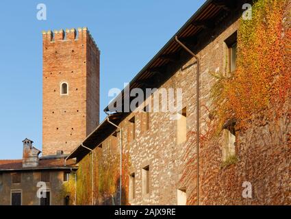 Ansicht der Fassade des Palazzo del Territorio während des Winters in Vicenza, Italien, mit der Coxina Turm im Hintergrund Stockfoto