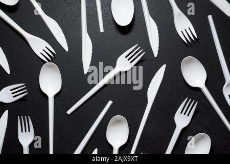 Einwegflaschen aus Plastik Besteck auf einer schwarzen Tisch. Stockfoto