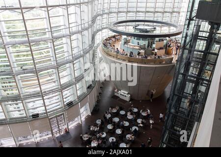 Die National Art Center (国立新美術館, Kokuritsu Shin-Bijutsukan) (NIST) ist ein Museum in Roppongi, Minato, Tokio, Japan. Stockfoto