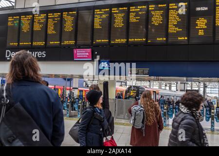 Zugverspätungen und Stornierungen werden am Bahnhof Waterloo, London, Großbritannien, ausgestellt Stockfoto