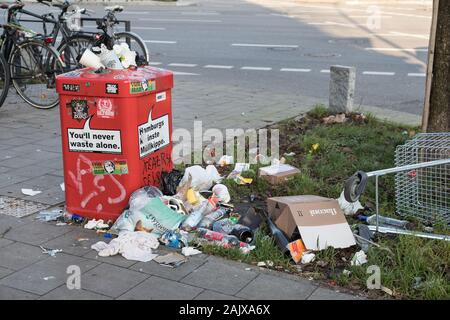 Müll kann voller Müll am Neujahrstag Stockfoto