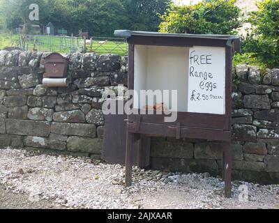 Ohne Personal oder Ehrlichkeit Ehrlichkeit stall Box zu einem Bauernhof in der Grafschaft Derbyshire Peak District Dorf verkaufen frische Eier aus Freilandhaltung Stockfoto