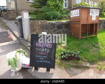 Ohne Personal Ehrlichkeit Stall oder Box in Derbyshire Dorf verkaufen produzieren und Eier aus Freilandhaltung mit den Erträgen, Dorfschule gehen. Elton Derbyshire UK Stockfoto