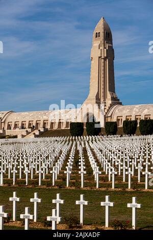 Das Massengrab Denkmal für Deutsche und Französische Soldaten während der Schlacht um Verdun im Ersten Weltkrieg, 1916 verloren, mit den französischen Friedhof. Stockfoto