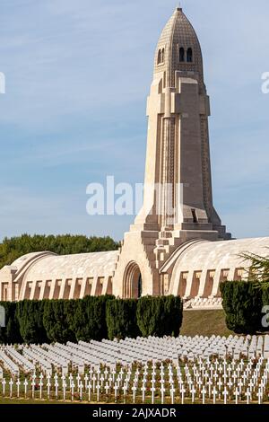 Das Massengrab Denkmal für Deutsche und Französische Soldaten während der Schlacht um Verdun, Erster Weltkrieg, 1916 verloren, mit den französischen Friedhof für Muslime. Stockfoto