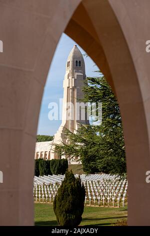 Das Massengrab Denkmal für Deutsche und Französische Soldaten während der Schlacht um Verdun, Erster Weltkrieg, 1916 verloren, mit den französischen Friedhof für Muslime. Stockfoto