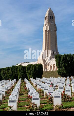 Das Massengrab Denkmal für Deutsche und Französische Soldaten während der Schlacht um Verdun, Erster Weltkrieg, 1916 verloren, mit den französischen Friedhof für Muslime. Stockfoto