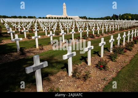 Das Massengrab Denkmal für Deutsche und Französische Soldaten während der Schlacht um Verdun im Ersten Weltkrieg, 1916 verloren, mit den französischen Friedhof. Stockfoto