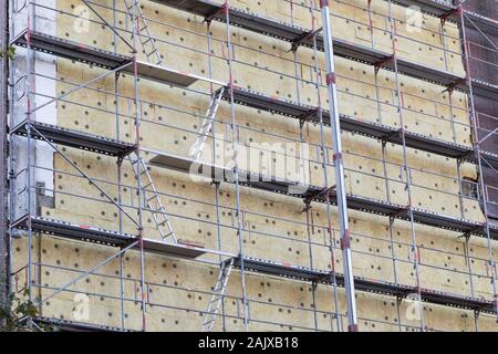 Große Wand mit Mineralwolldämmung Stockfoto