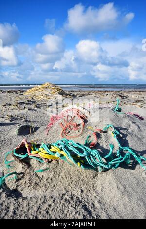 Strand Wurf - Übersicht entsorgt alte Seil Schmutz Stockfoto