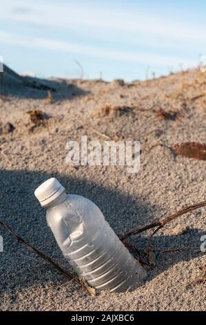 Strand Wurf - Übersicht Kunststoff Flasche Stockfoto