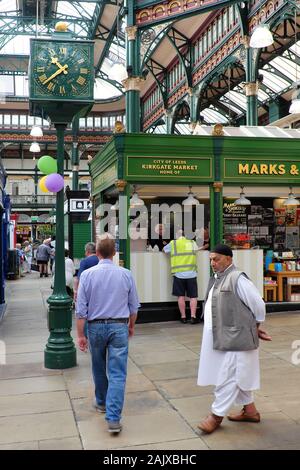 Leeds Kirkgate Markt, 100 Uhr und Marks & Spencer Stall, Leeds, West Yorkshire, England, UK, Europa Stockfoto