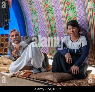 Familie in ihrem Zelt in der Essyan IDP Camp,, im Norden des Irak Stockfoto