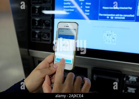 Einen Kunden in Xiamen, China, mit Ihrem Smartphone für die Ware bezahlen über alipay. Stockfoto