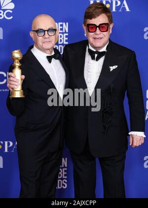 BEVERLY HILLS, LOS ANGELES, Kalifornien, USA - Januar 05: Bernie Taupin und Elton John in der Presse stellen auf der 77. jährlichen Golden Globe Awards im Beverly Hilton Hotel am 5. Januar statt, 2020 in Beverly Hills, Los Angeles, Kalifornien, Vereinigte Staaten. (Foto von Xavier Collin/Image Press Agency) Stockfoto