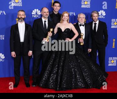 BEVERLY HILLS, LOS ANGELES, Kalifornien, USA - Januar 05: Jeremy Strong, Jesse Armstrong, Nicholas Braun, Sarah Snook, Brian Cox, Alan Ruck Pose in der Presse Zimmer auf der 77. jährlichen Golden Globe Awards im Beverly Hilton Hotel am 5. Januar statt, 2020 in Beverly Hills, Los Angeles, Kalifornien, Vereinigte Staaten. (Foto von Xavier Collin/Image Press Agency) Stockfoto