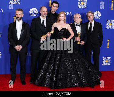 BEVERLY HILLS, LOS ANGELES, Kalifornien, USA - Januar 05: Jeremy Strong, Jesse Armstrong, Nicholas Braun, Sarah Snook, Brian Cox, Alan Ruck Pose in der Presse Zimmer auf der 77. jährlichen Golden Globe Awards im Beverly Hilton Hotel am 5. Januar statt, 2020 in Beverly Hills, Los Angeles, Kalifornien, Vereinigte Staaten. (Foto von Xavier Collin/Image Press Agency) Stockfoto