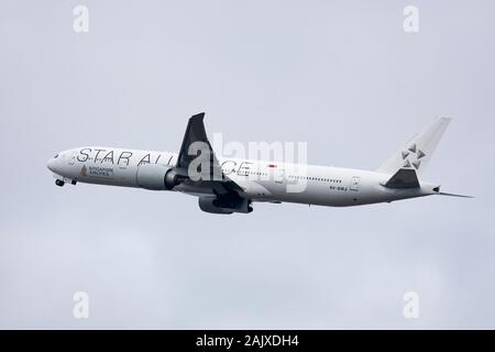 Singapore Airlines Boeing 777 Registrierung 9V-Swj in Star Alliance livery, die am 29. Dezember 2019 am Londoner Flughafen Heathrow, Middlesex, Großbritannien Stockfoto