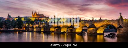Charles Bridge bei Sonnenuntergang mit bunten Himmel, Prag, Tschechische Republik. Die Prager Altstadt und der berühmten Karlsbrücke und Schloss, Tschechische Republik. Charles Brid Stockfoto