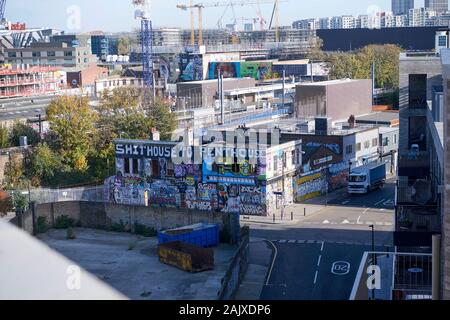 Graffiti, die gegen Gentrifizierung in Hackney Wick, East End von London, Großbritannien, Widerspruch einlegen Stockfoto