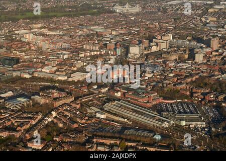 Ein Luftbild von Preston Stadtzentrum, Bahnhof im Vordergrund, North West England, Großbritannien Stockfoto