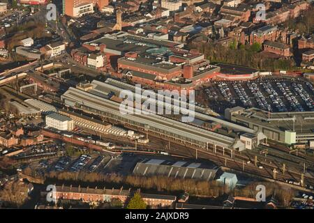 Ein Luftbild von Preston Stadtzentrum, Bahnhof im Vordergrund, North West England, Großbritannien Stockfoto