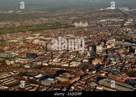 Ein Luftbild von Preston Stadtzentrum, Bahnhof im Vordergrund, North West England, Großbritannien Stockfoto