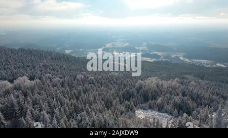 Luftbild des weißen Fichten frisch verschneite an sonnigen Wintertag im Berg, Liberec, Tschechische Republik Stockfoto