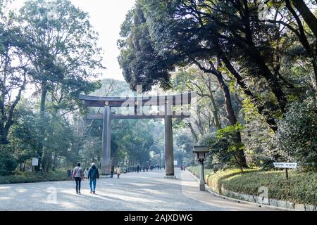 Tokio, Japan - Februar 7, 2019: Nicht identifizierte Personen von torii Tor der Meiji-schrein in Shibuya, Tokio. Der Schrein ist offiziell Kanpei - taish Stockfoto