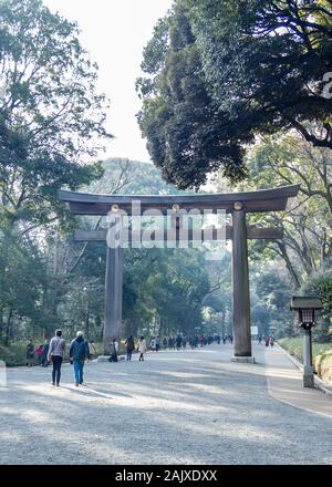 Tokio, Japan - Februar 7, 2019: Nicht identifizierte Personen von torii Tor der Meiji-schrein in Shibuya, Tokio. Der Schrein ist offiziell Kanpei - taish Stockfoto