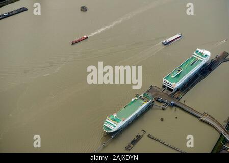 Blick über die Schiffe in Tilbury, Themse, Südostengland, Großbritannien Stockfoto