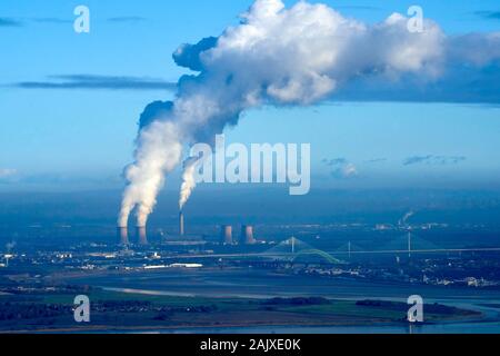 Verschmutzende Rauch driften Süden im Winter Sonne, von Fiddlers Ferry Kohlekraftwerk, Merseyside, North West England, Großbritannien Stockfoto