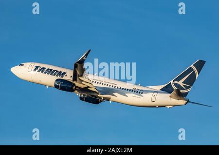 Tarom Boeing 737 Registrierung YR-BGL fährt London am 29. Dezember 2019 am Londoner Flughafen Heathrow, Middlesex, Großbritannien Stockfoto