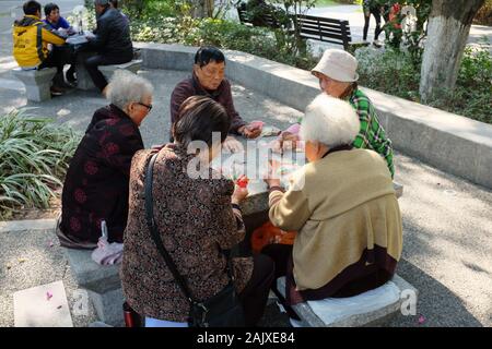 Menschen spielen in Zhongshan Park in Xiamen (Amoy), China. Stockfoto