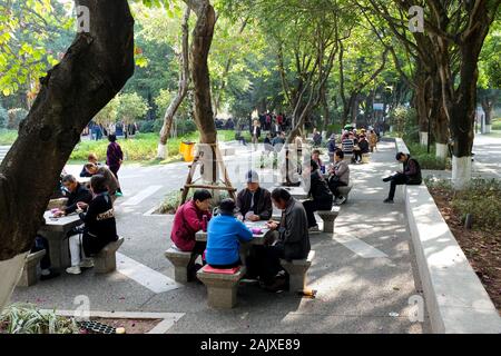 Menschen spielen in Zhongshan Park in Xiamen (Amoy), China. Stockfoto