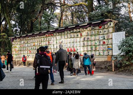 Tokio, Japan - Februar 7, 2019: Nicht identifizierte Personen an der traditionellen sake Fässer im Stroh von Meiji Schrein gewickelt. Diese sake Fässer sind ausgeschaltet Stockfoto