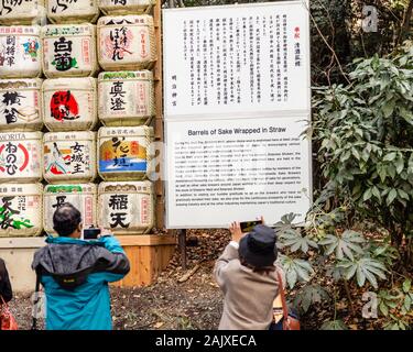 Tokio, Japan - Februar 7, 2019: Nicht identifizierte Personen an der traditionellen sake Fässer im Stroh von Meiji Schrein gewickelt. Diese sake Fässer sind ausgeschaltet Stockfoto