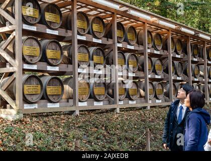 Tokio, Japan - Februar 7, 2019: Nicht identifizierte Personen an der traditionellen sake Fässer von Meiji Schrein. Stockfoto