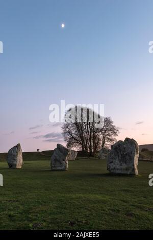 Abend in Avebury, Wiltshire, UK, einem riesigen NEOLITHISCHES henge Monument gebaut um 3000 v. Chr.. Stockfoto