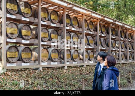 Tokio, Japan - Februar 7, 2019: Nicht identifizierte Personen an der traditionellen sake Fässer von Meiji Schrein. Stockfoto