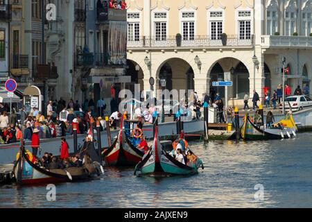 Touristen auf dem traditionellen Moliceiro Boote auf dem zentralen Kanal in Aveiro Portugal Stockfoto